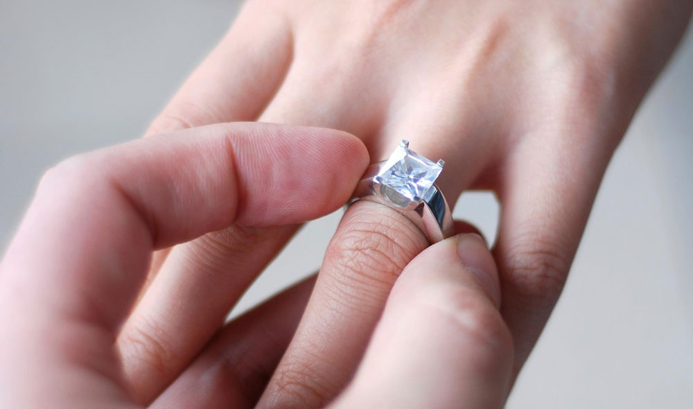 Man proposes to his girlfriend with a diamond ring