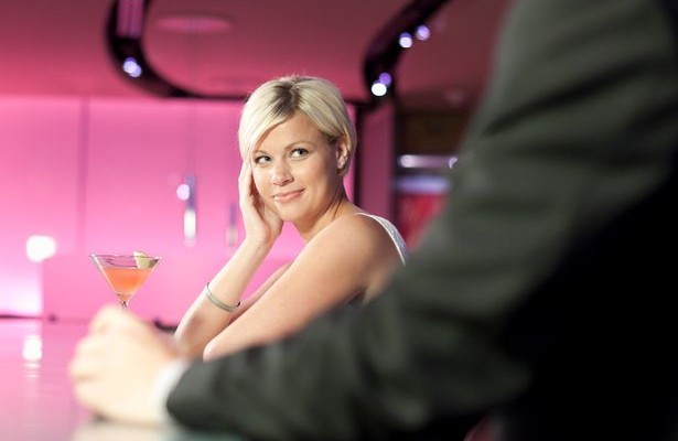 Woman-smiling-at-man-in-a-bar-1155638-615x400