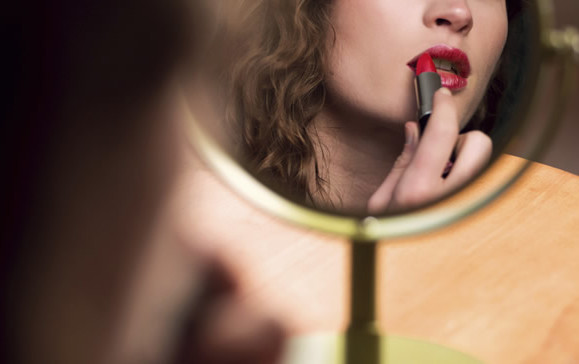 o-WOMAN-PUTTING-ON-RED-LIPSTICK-facebook-579x364